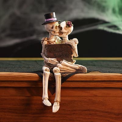 Skeleton Couple Sitter