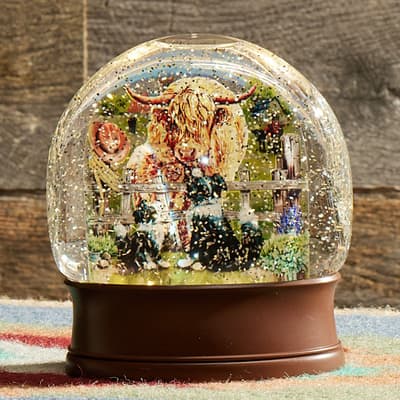 Highland Cow Scene Glitter Globe