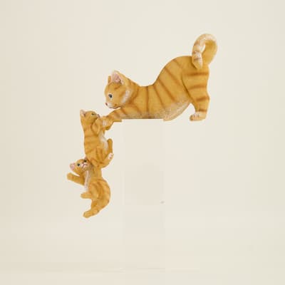 Cat Mom And Babies Ledge Leaner