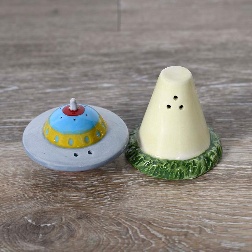 ET Roswell Alien With Flying Saucer Spaceship Magnetic Salt Pepper Shakers  Set