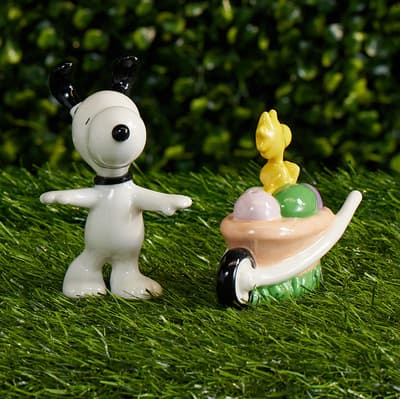 Snoopy And Wheelbarrow Salt and Pepper Set