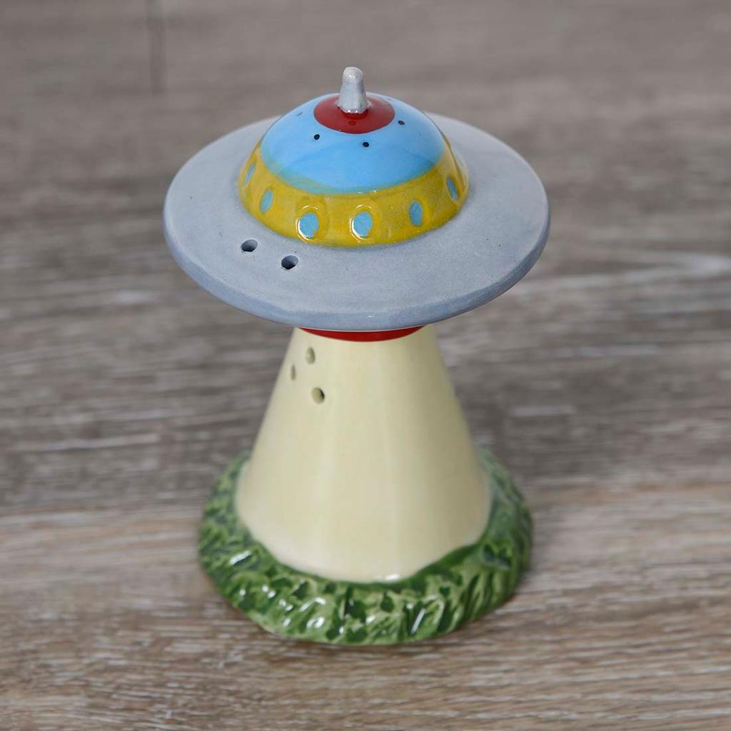 ET Roswell Alien With Flying Saucer Spaceship Magnetic Salt Pepper Shakers  Set