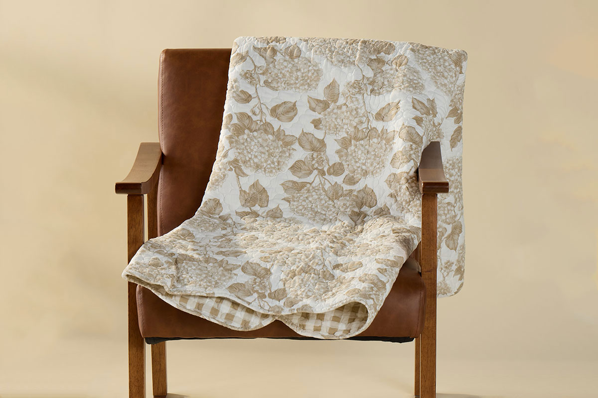 Hydrangeas Cloth Quilted Throw