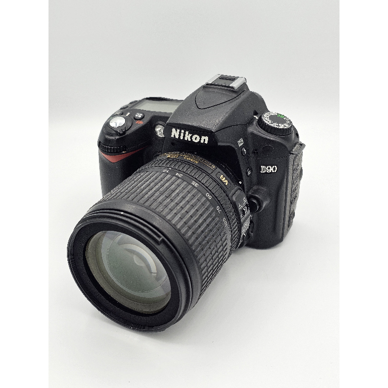 USED: Nikon D90 Digital SLR Camera with AF-S DX NIKKOR 18-105mm VR