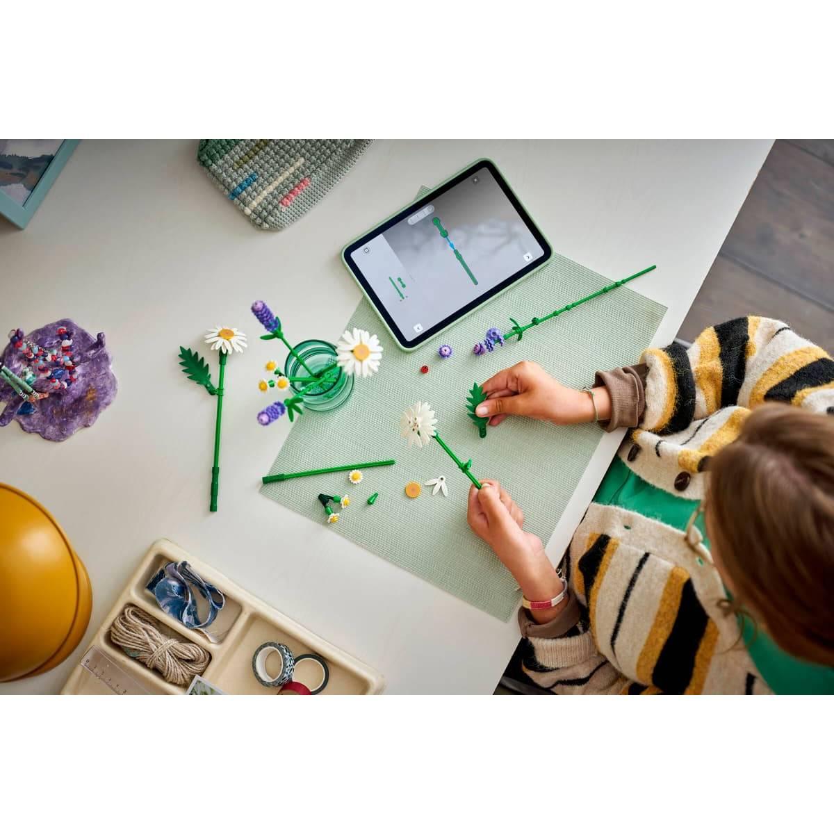 LEGO® Botanicals Daisies Building Kit