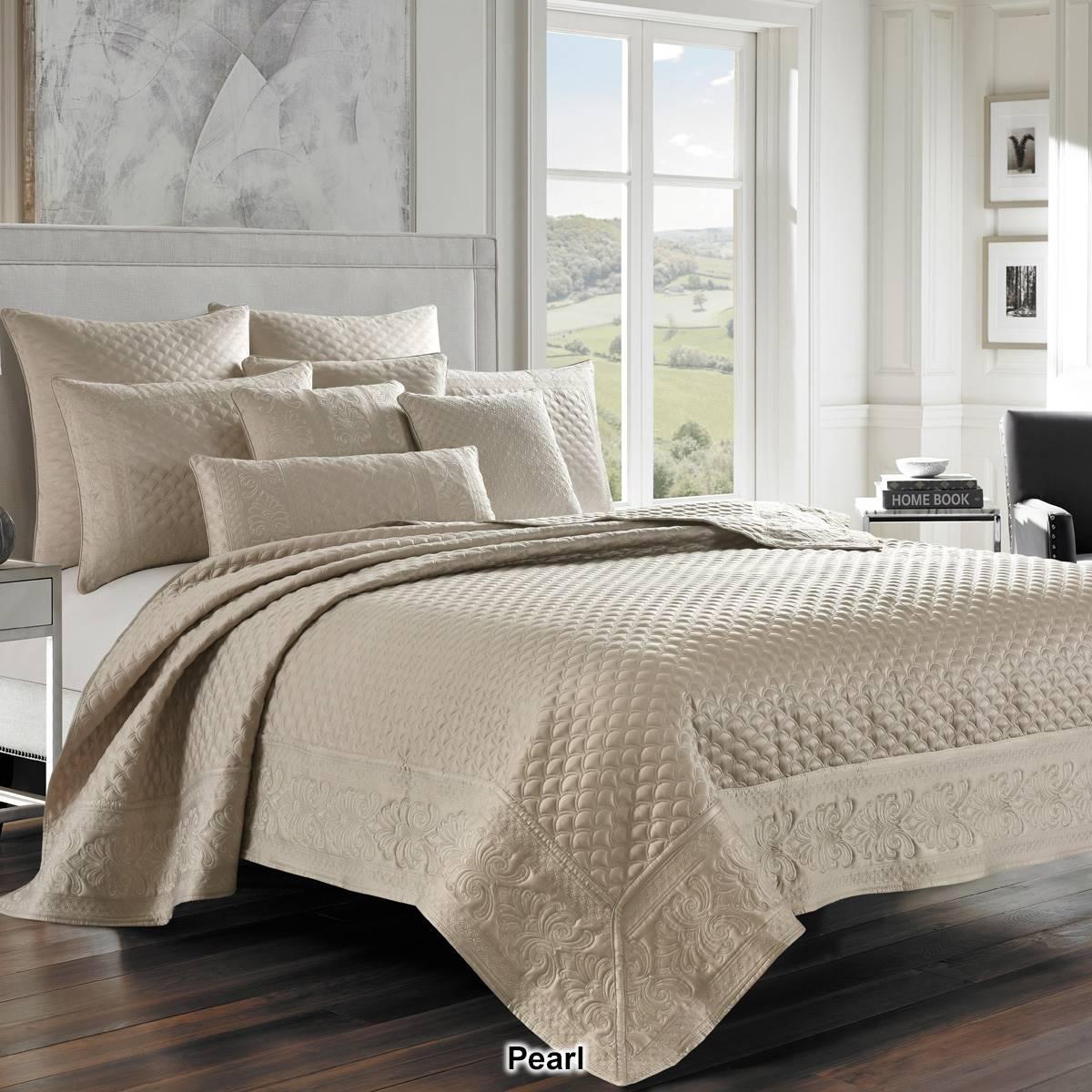 J. Queen New York Lyndon Quilt
