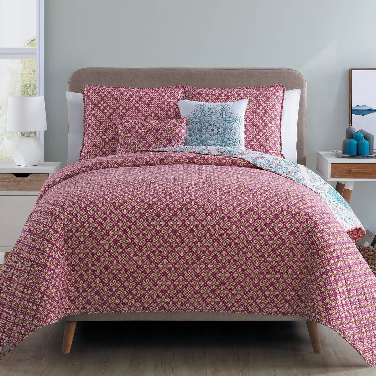VCNY Home Windsor Reversible Medallion Multicolor Quilt Set