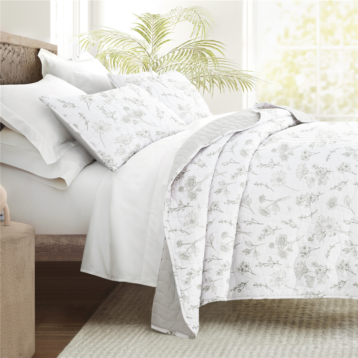 Soft Essentials Ultra Soft Blooming Daisy Reversible Quilt Set