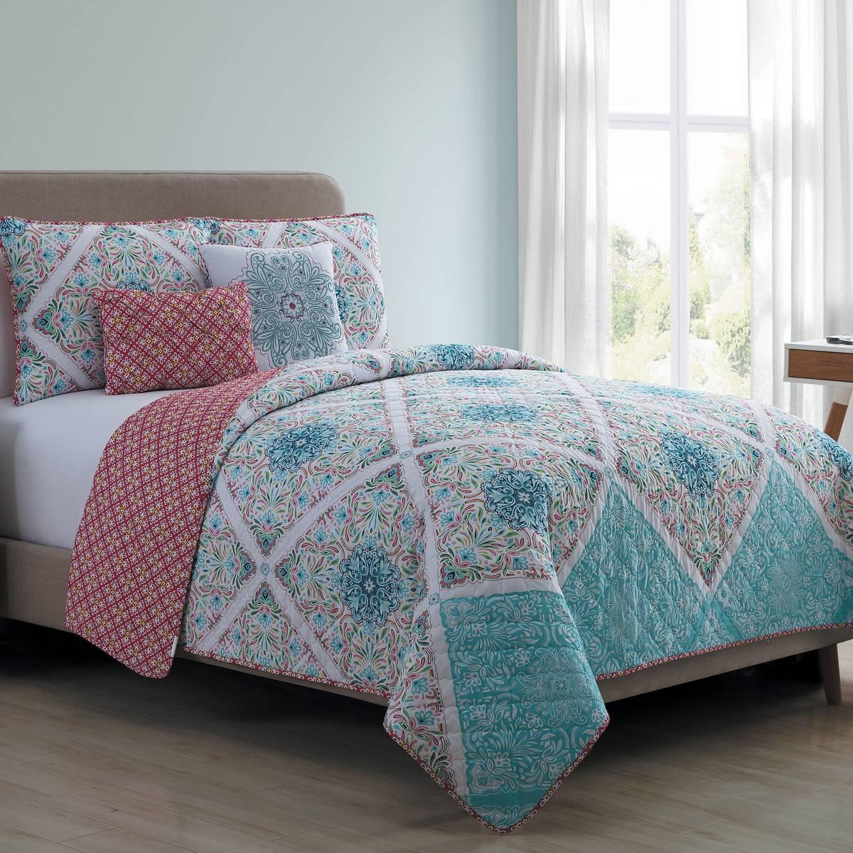 VCNY Home Windsor Reversible Medallion Multicolor Quilt Set