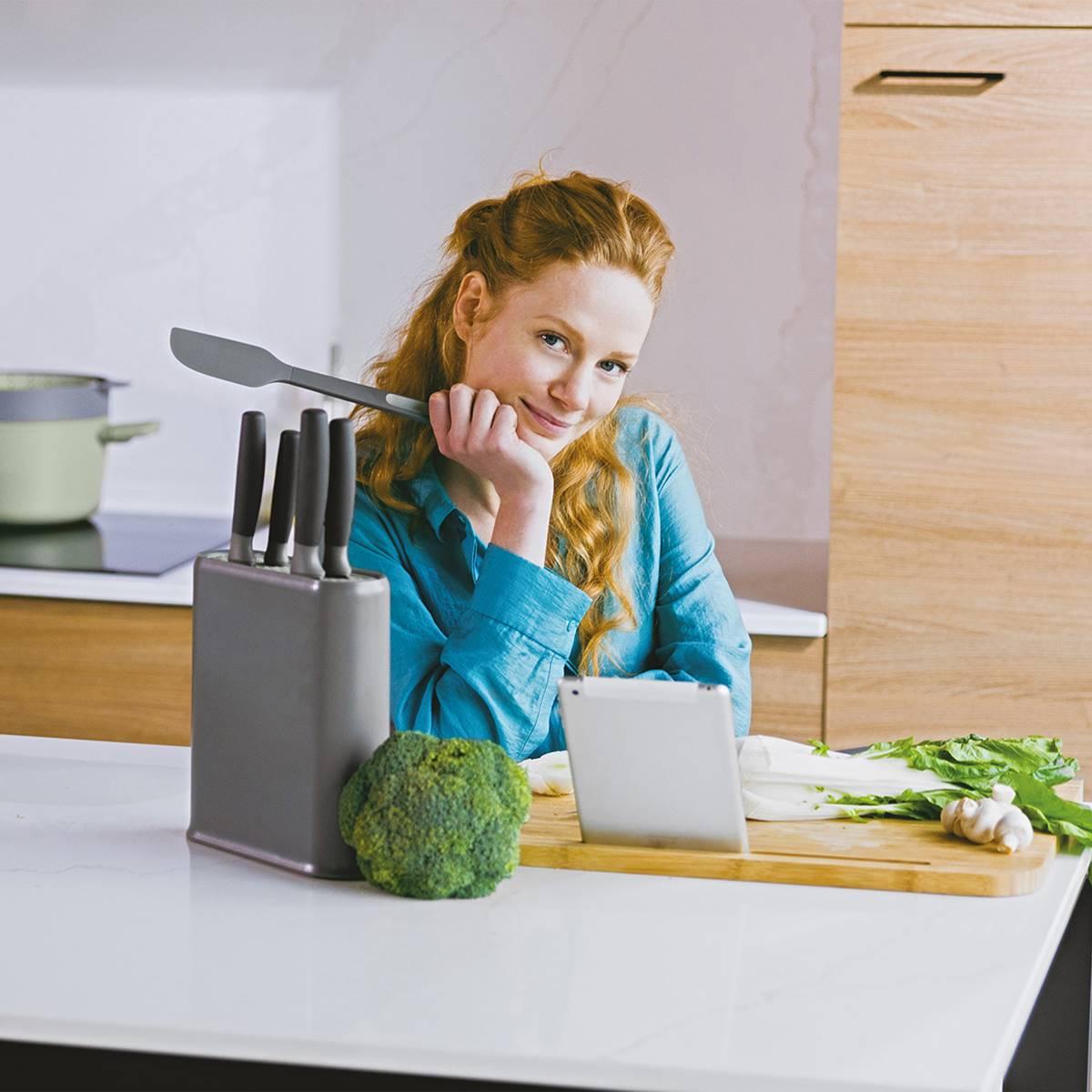 BergHOFF Balance 17.5in. Bamboo Cutting Board w/ Tablet Stand
