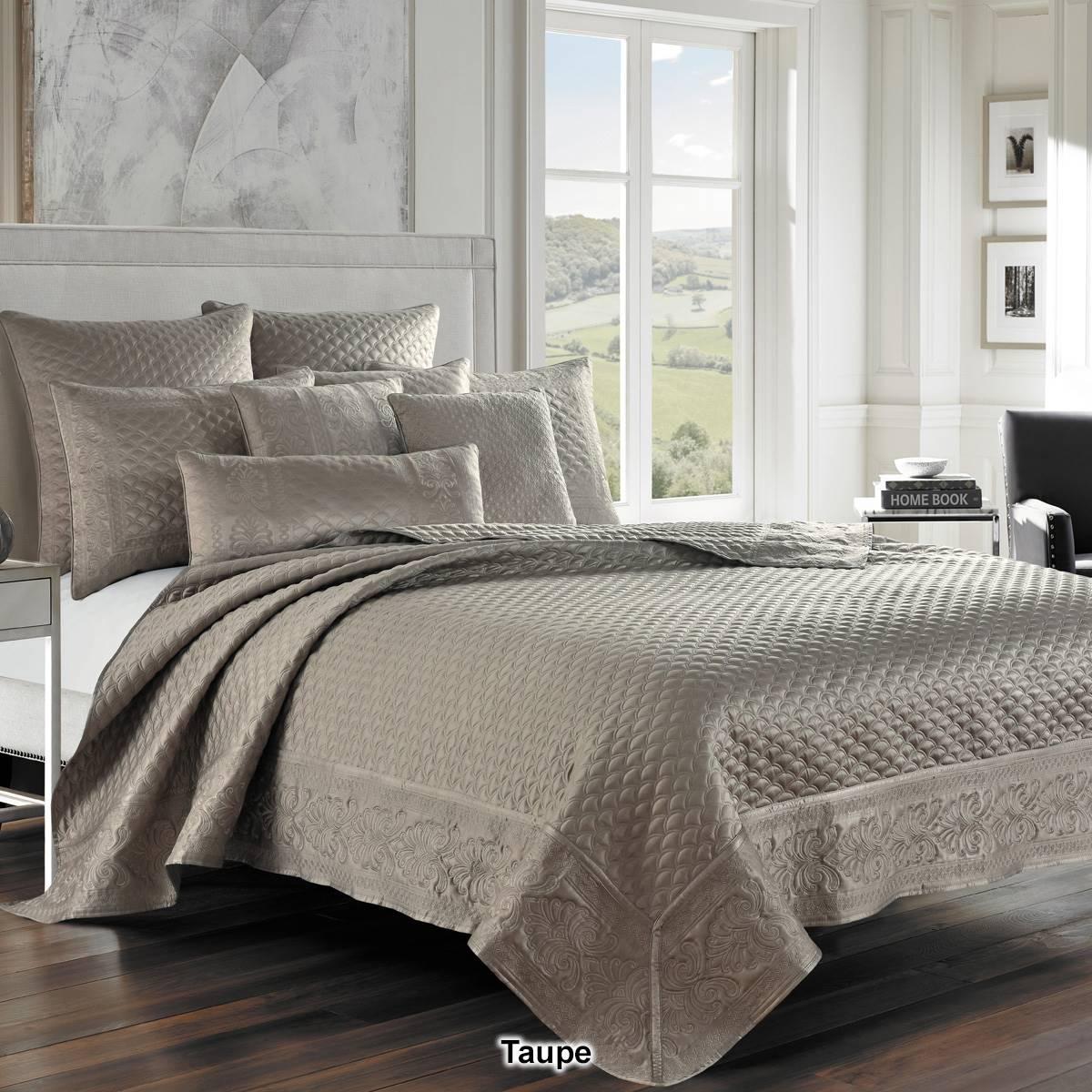 J. Queen New York Lyndon Quilt