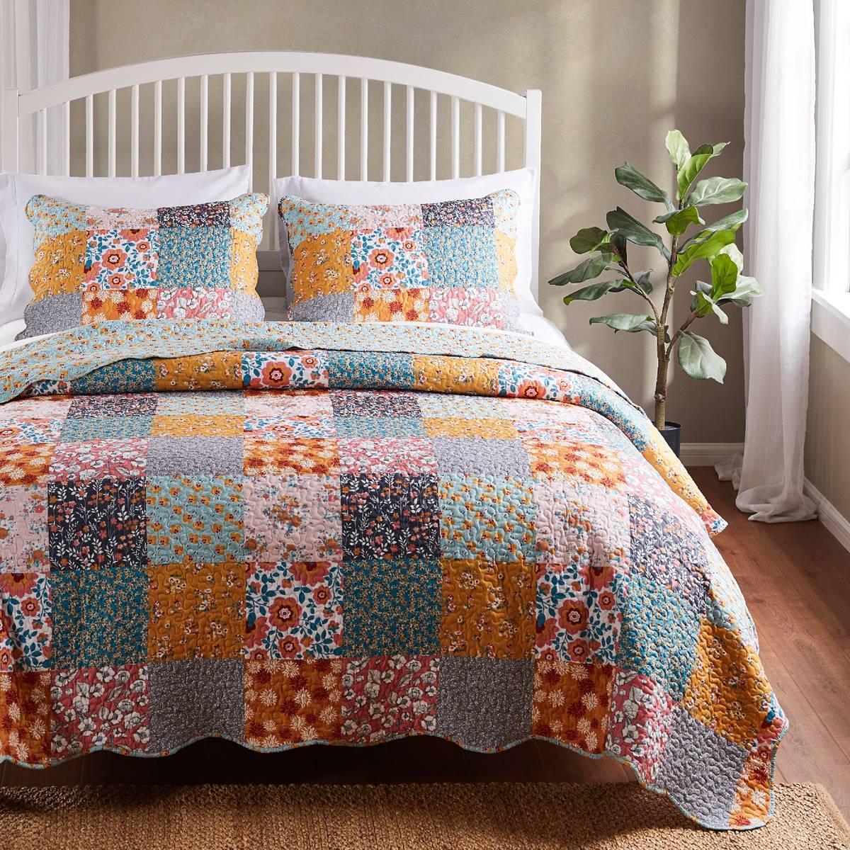 Greenland Home Fashions(tm) Carlie Modern Calico Patches Quilt Set