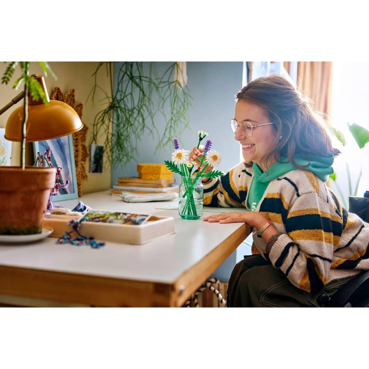LEGO® Botanicals Daisies Building Kit