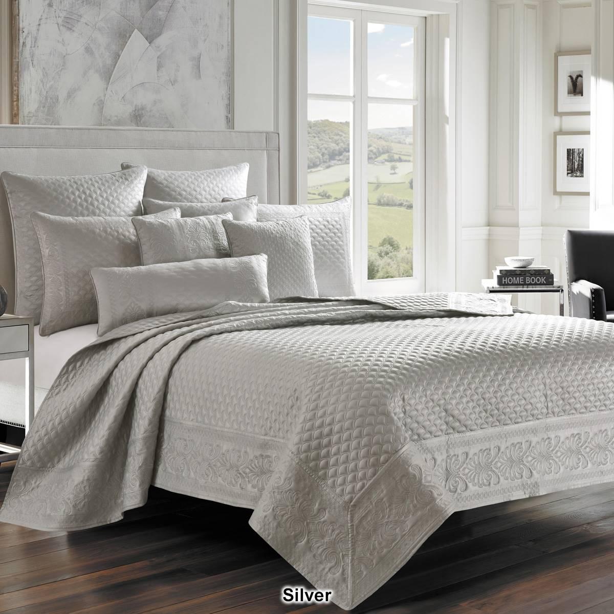 J. Queen New York Lyndon Quilt