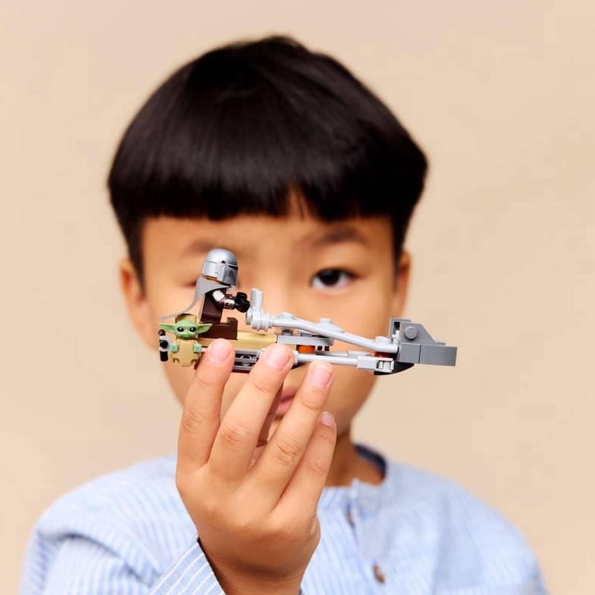 LEGO® Star Wars™ Mandalorian & Grogu''s Speeder Bike Building Kit